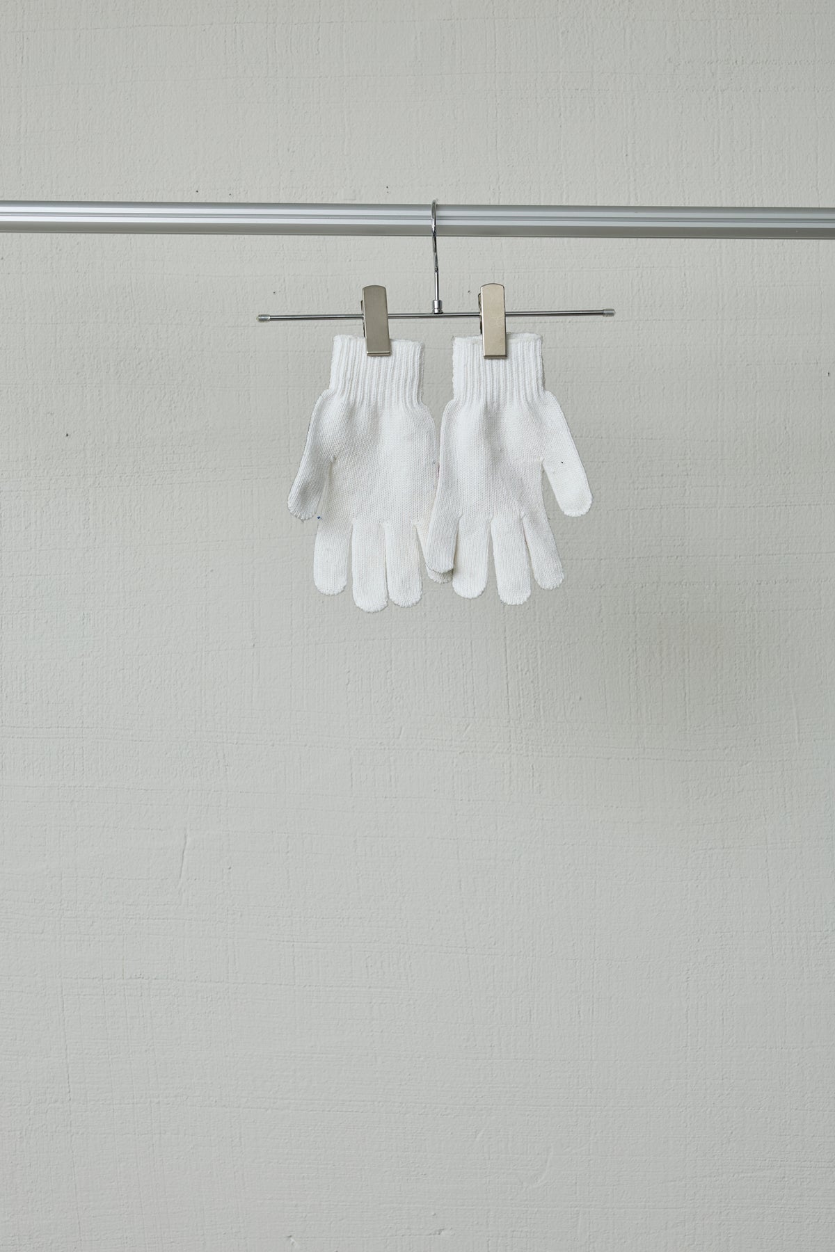 ZOOMED-IN FACE GLOVES